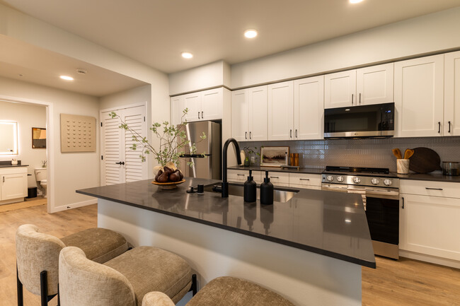 Building Photo - Ravine Ridge