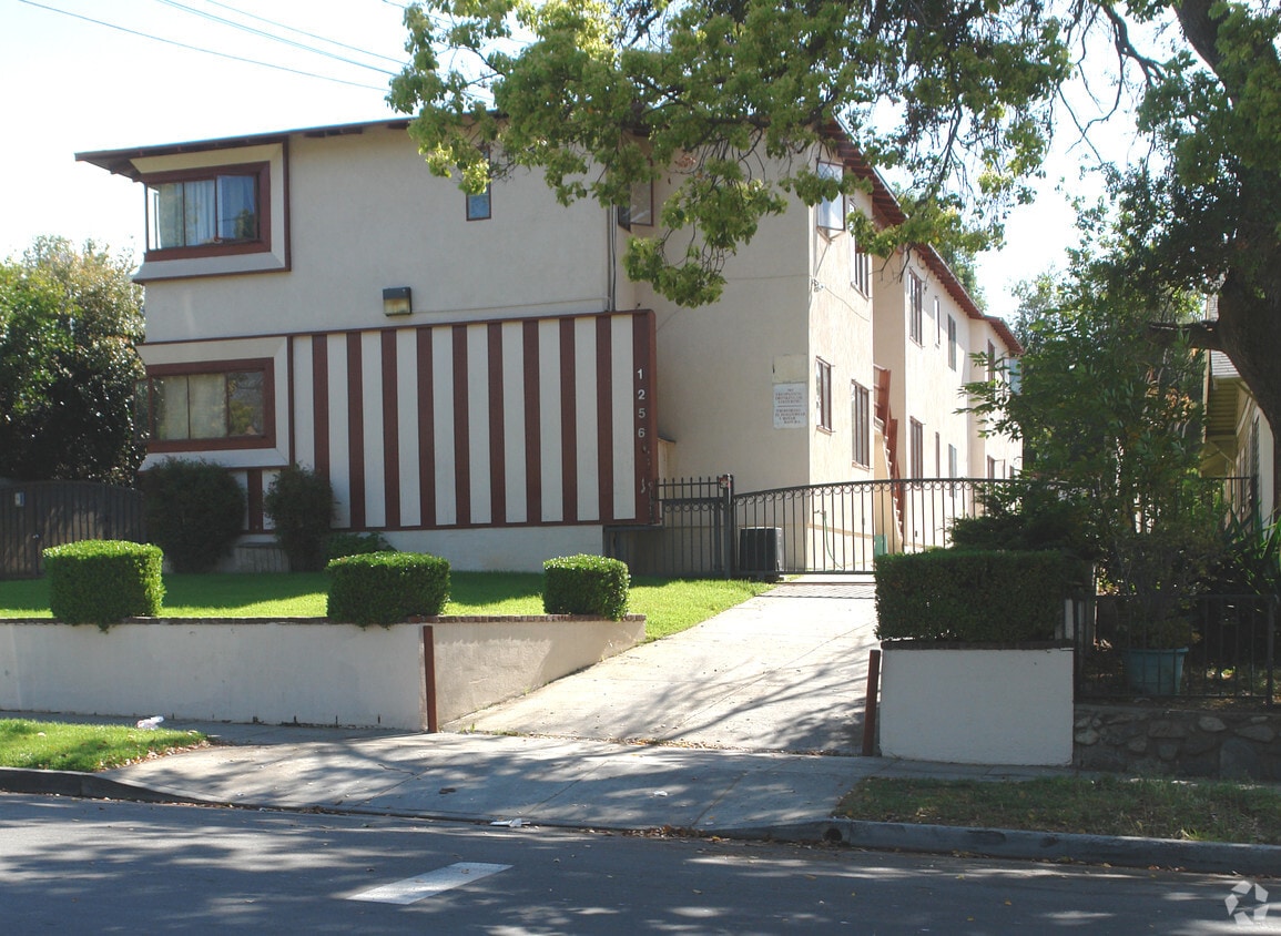 Building Photo - 1256 Summit Ave