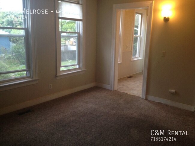 Building Photo - 2 Bedroom Lower Apartment