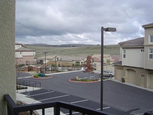 Building Photo - Gorgeous 2 Bed/2 Bath condo in Folsom