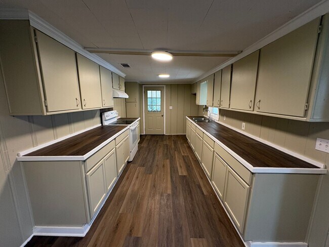 Foto del edificio - 3 Bedroom House Available for Rent
