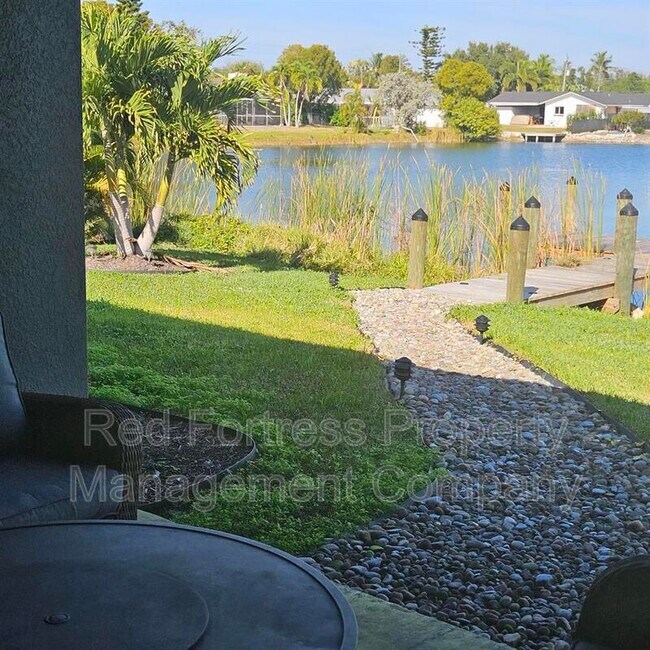 Foto del edificio - 15930 Lake Candlewood Dr