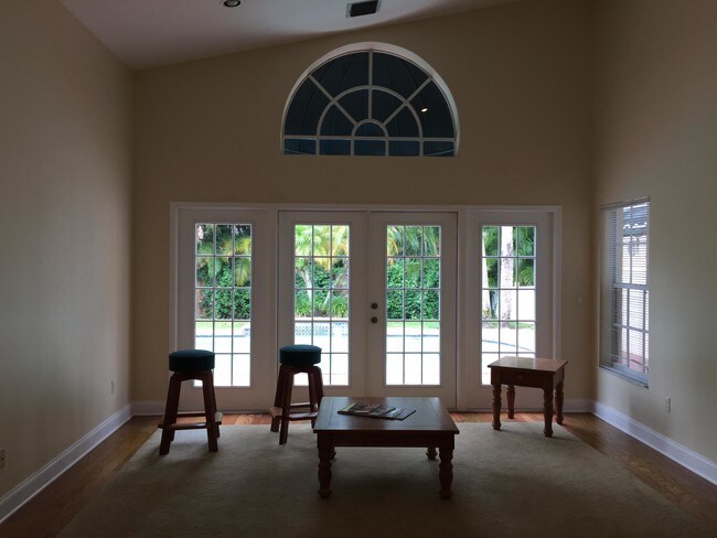 Building Photo - 2740 Hampton Cir E