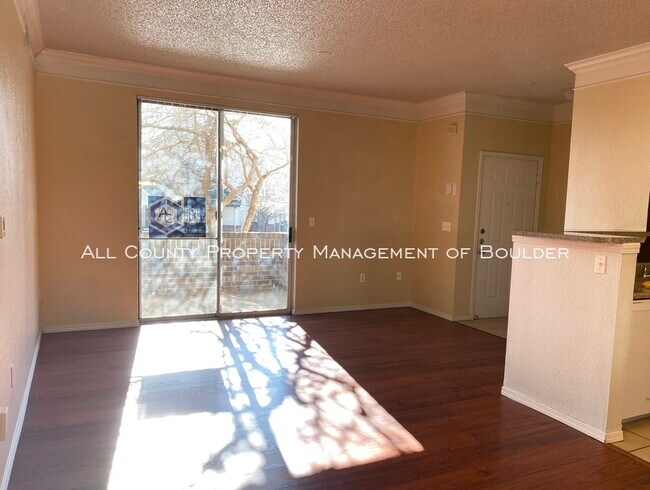 Foto del edificio - Spacious One Bedroom with Great Amenities
