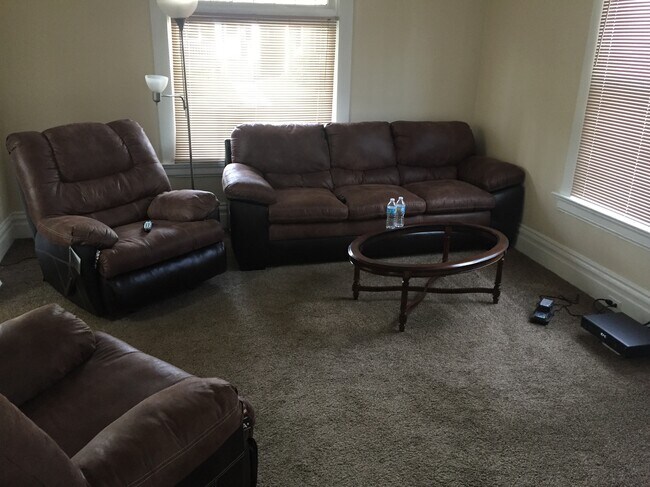 Foto del edificio - 43 Oakwood Rd