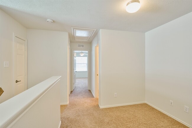 Foto del edificio - 327 Bloomhill Pl