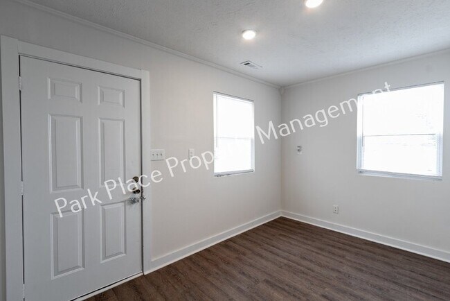 Building Photo - 7580 W Washington St