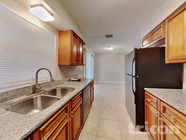 Building Photo - 1002 Saxon Ct