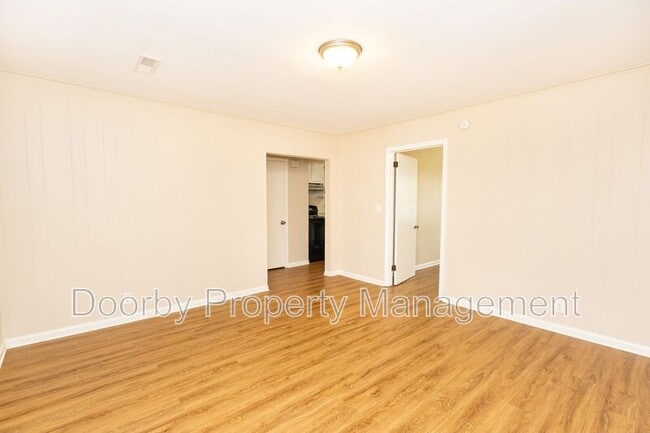 Building Photo - 207 Memorial Dr