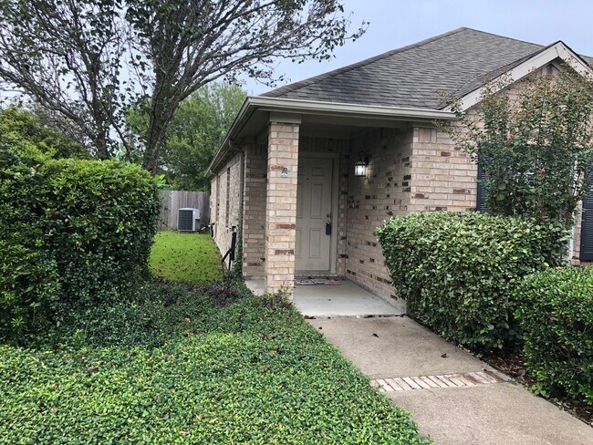 Foto del edificio - 3404 Pheasant Ln