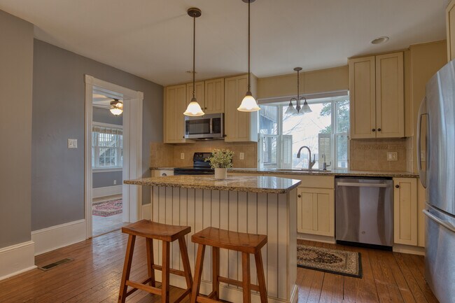 Cocina - 8 Glenwood Ave