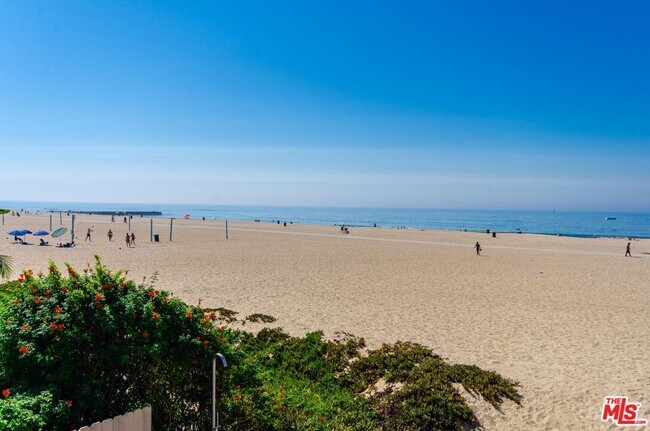 Foto del edificio - 6611 Ocean Front Walk