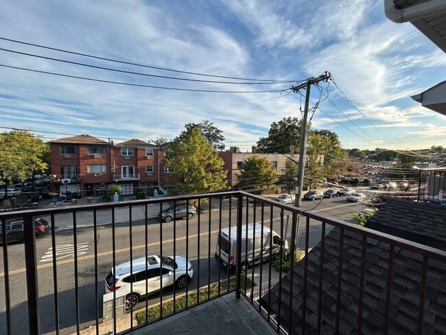 Foto del edificio - 1943 Adee Ave