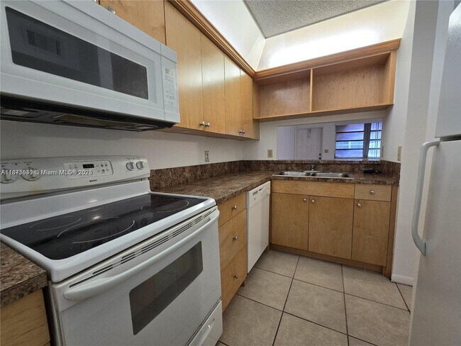 Foto del edificio - 824 Twin Lakes Dr