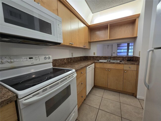 Building Photo - 824 Twin Lakes Dr