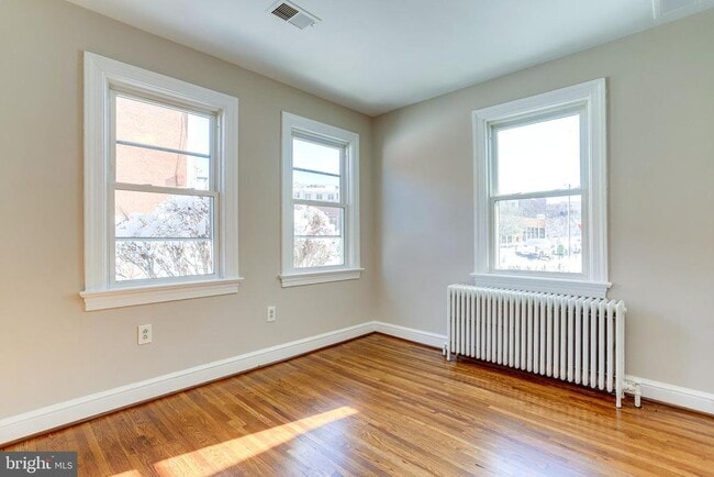 Building Photo - 530 E Alexandria Ave