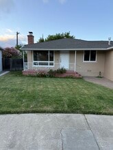 Building Photo - 701 Poinsettia Ave