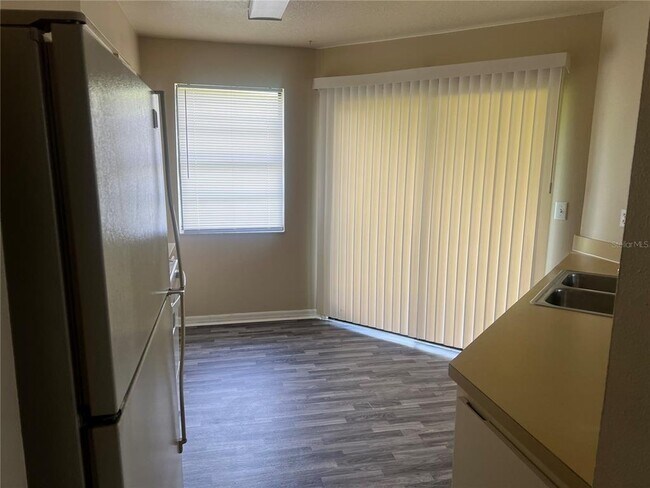 Foto del edificio - 7266 Pond Cir