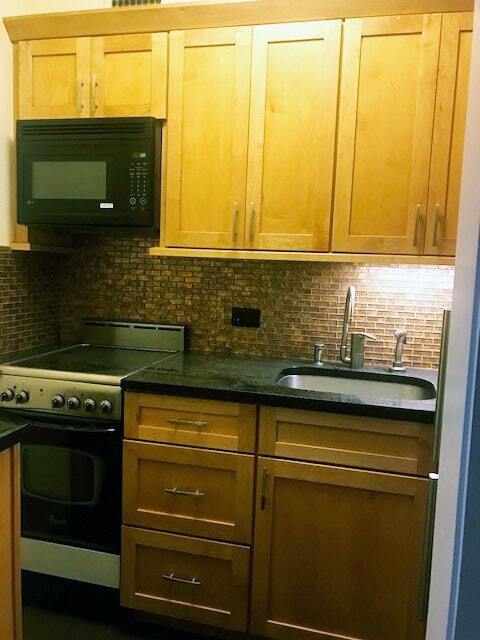 Building Photo - Spacious Park Ave Studio