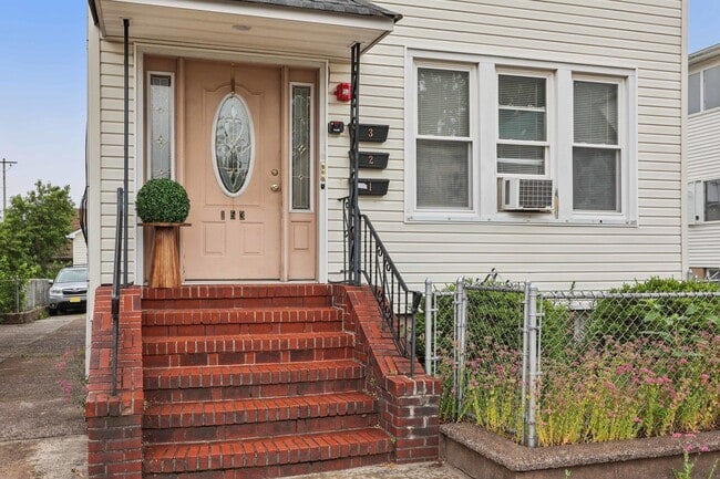 Building Photo - 153 Banta Ave