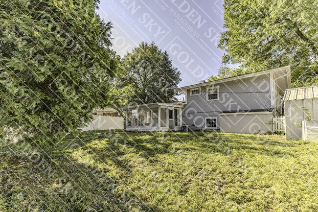 Building Photo - 2120 W Surrey Dr
