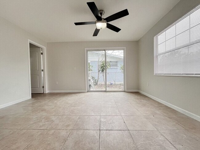 Building Photo - PRICE REDUCED! 3/2 House AVAILABLE NOW!