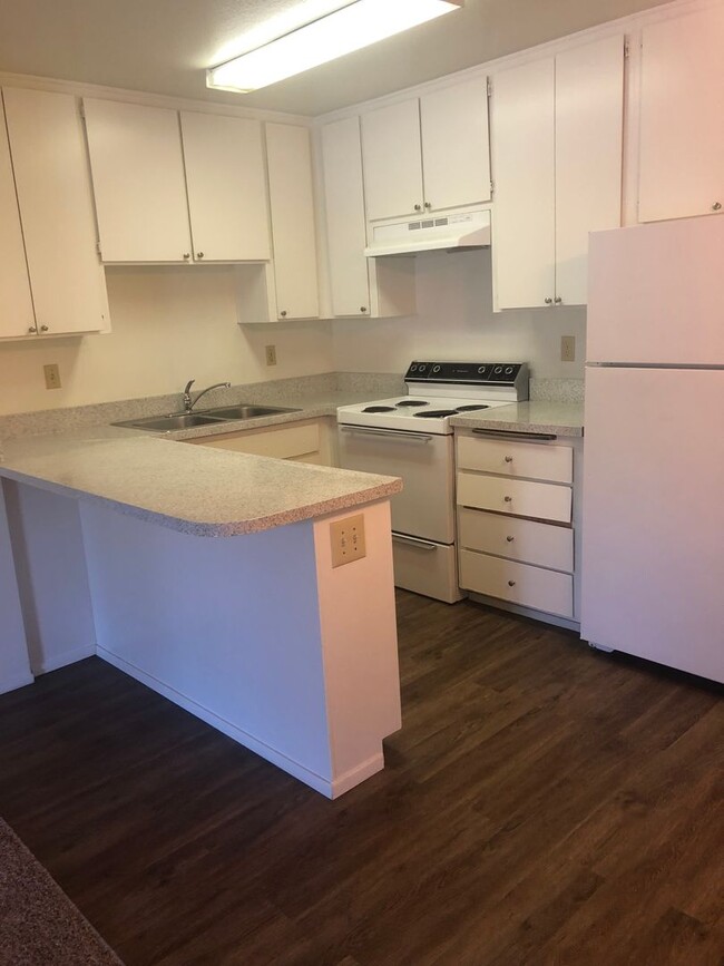 Building Photo - Spacious 2 bedroom 1 bath condo in East Mi...