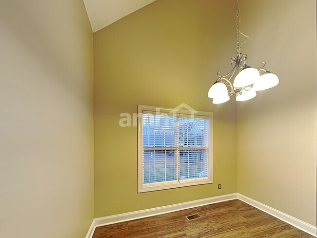 Foto del edificio - 1009 Loch Lomond Cir