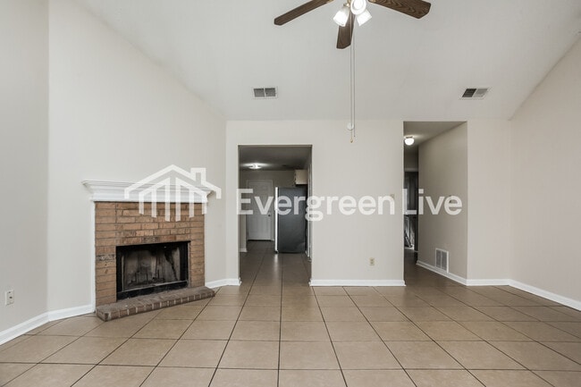 Foto del edificio - 5841 Hickory Cmns