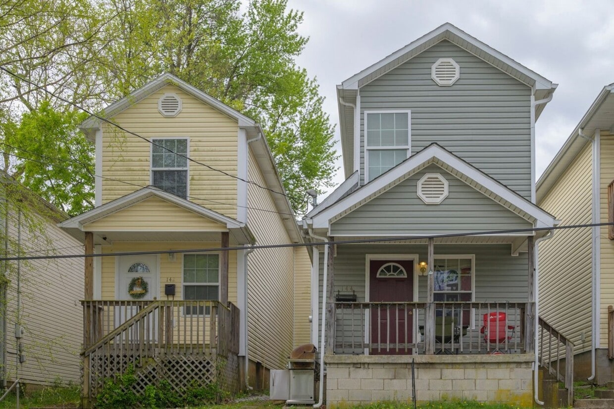 Building Photo - VIRTUAL SHOWINGS AVAILABLE - Modern 4 Bedr...