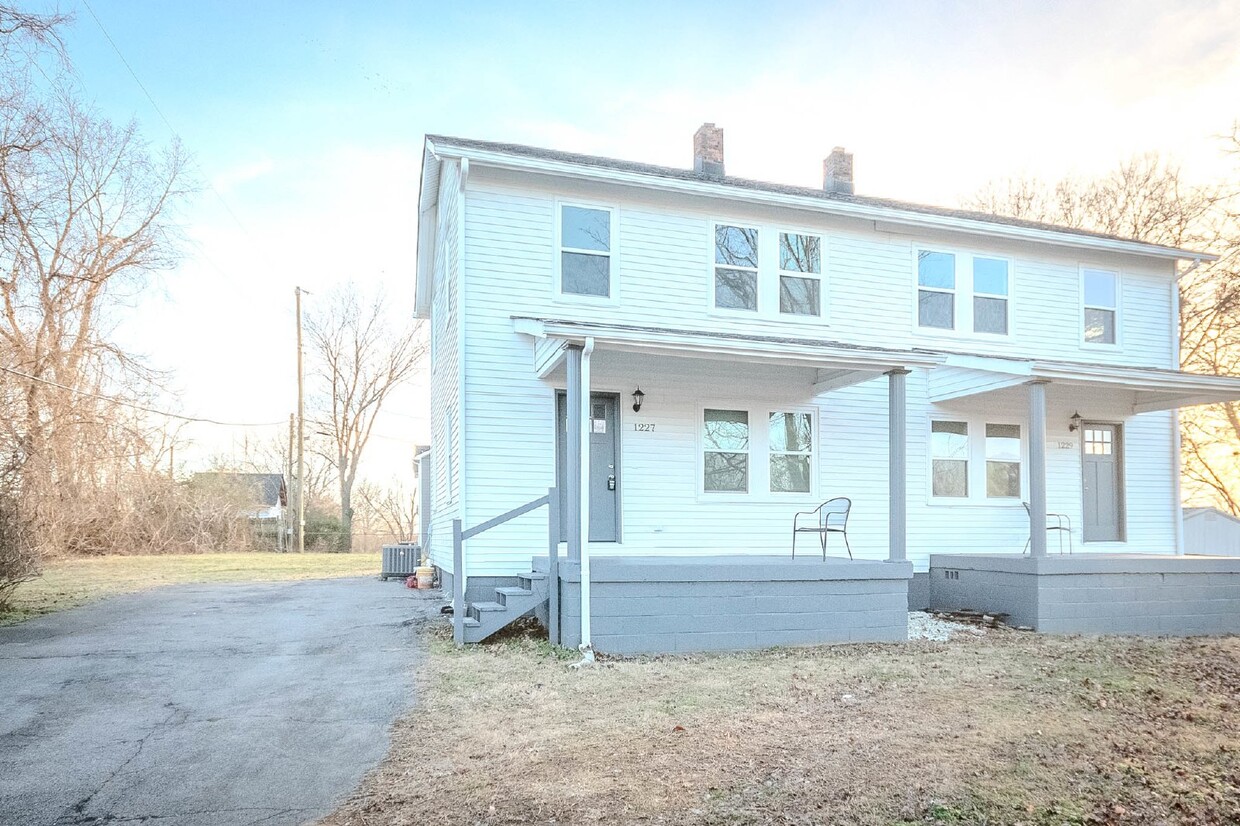 Foto principal - Renovated 3 bed 1 bath in Old Hickory Vill...