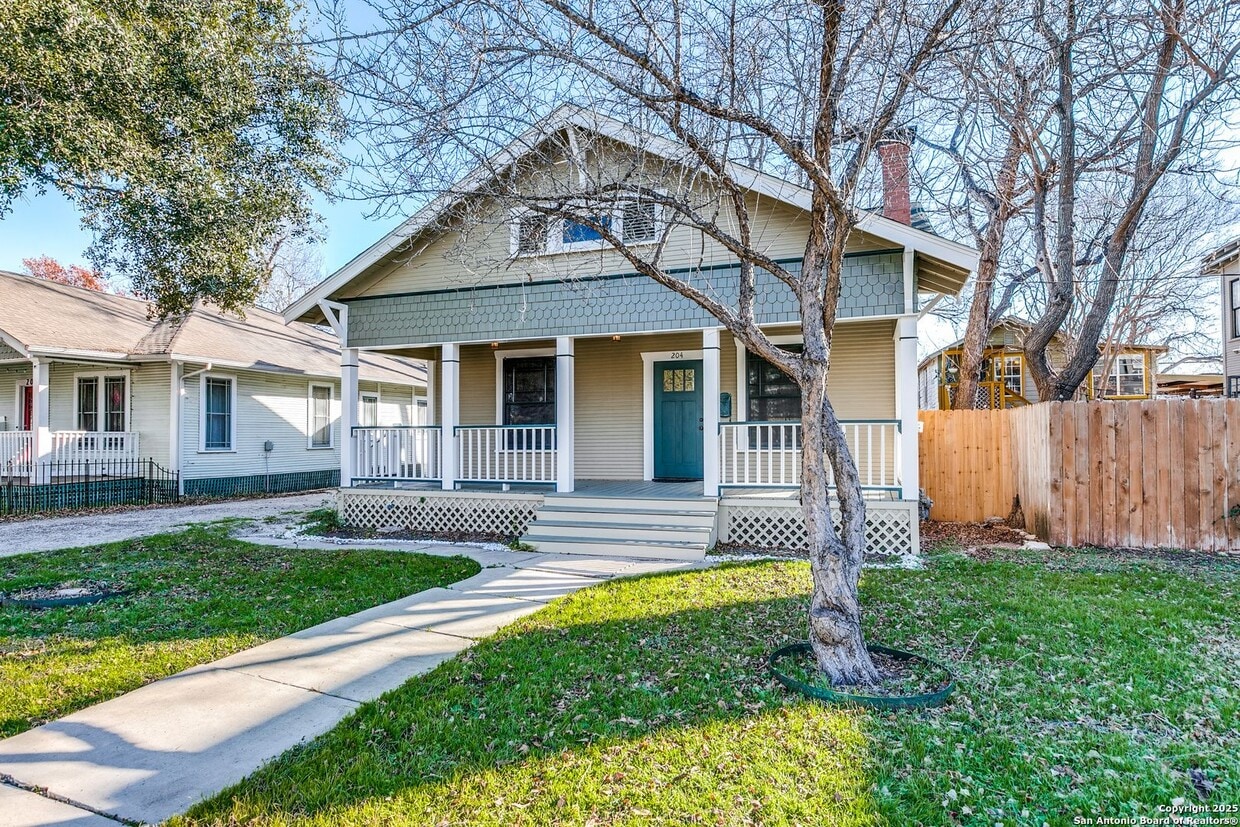 Primary Photo - RENOVATED MAHNCKE PARK COTTAGE