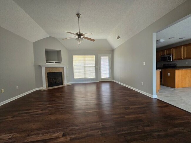 Building Photo - Beautiful Two Bedroom Two Bathroom in Oliv...