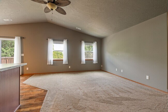 Foto del edificio - Charming Single-Level Home with Modern Com...