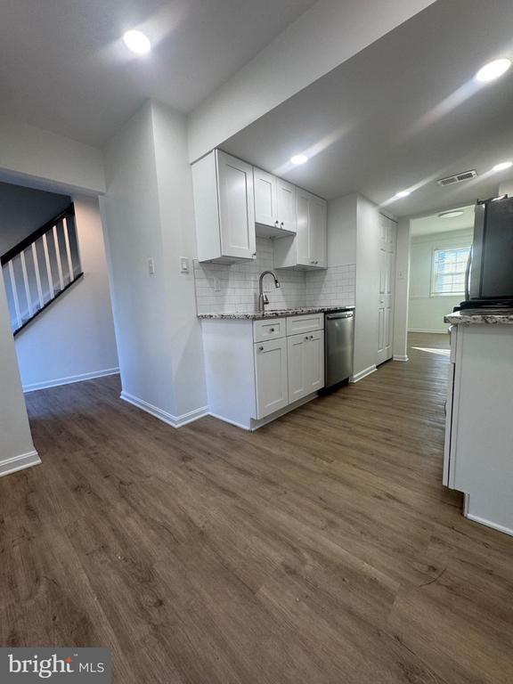 Building Photo - 2070 Mayflower Dr