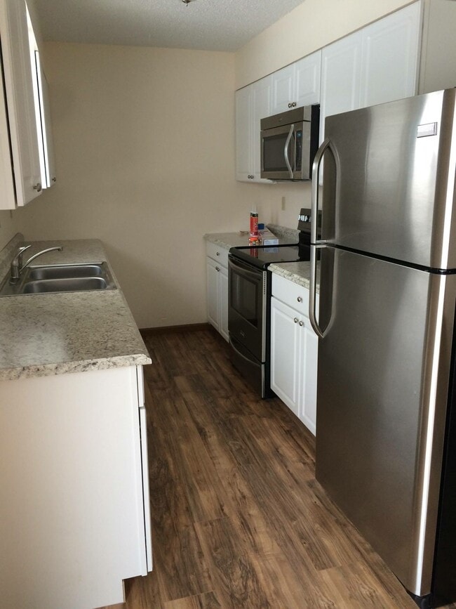 Kitchen with stainless appliances - 1401 Chancellor Dr