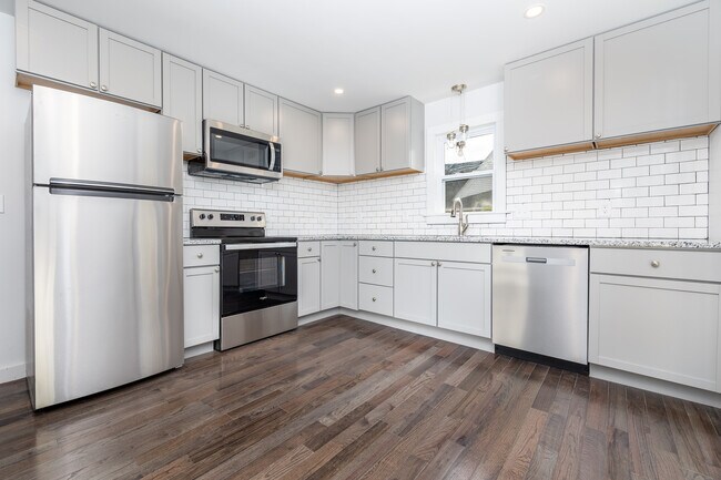 Building Photo - 49 Perry St