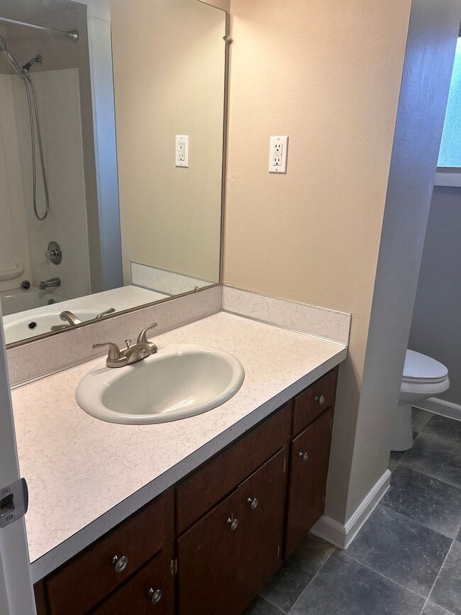 Building Photo - Big roomy 4 bedroom / 2 living room house