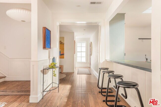 Building Photo - 2015 Nichols Canyon Rd