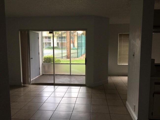 Building Photo - 1062  The Pointe Drive 1062