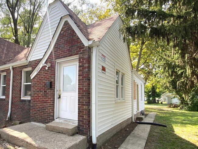 Building Photo - 1464 N Gladstone Ave