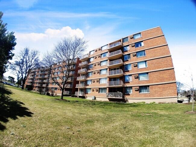 Foto del edificio - 2201 S Stewart Ave