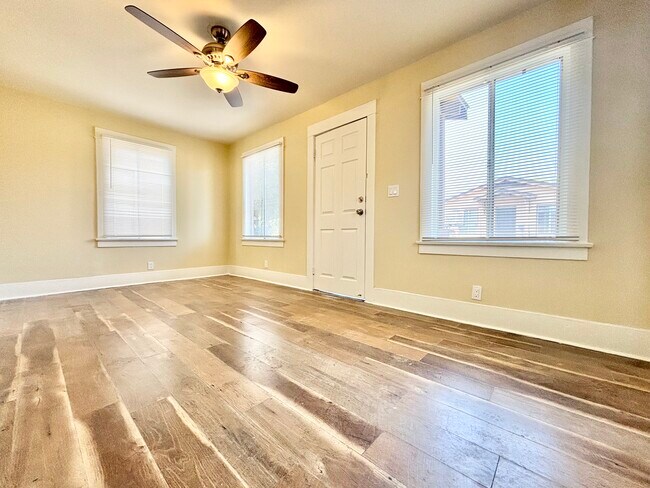 Foto del edificio - 14375 Chatsworth Dr. San Fernando, CA 91340
