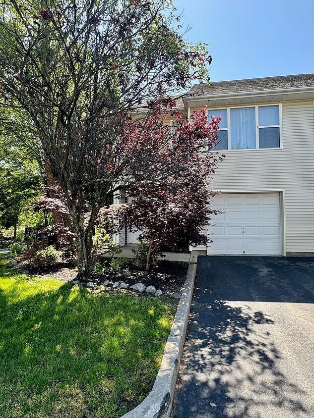 Primary Photo - 2 Deer Ct Dr
