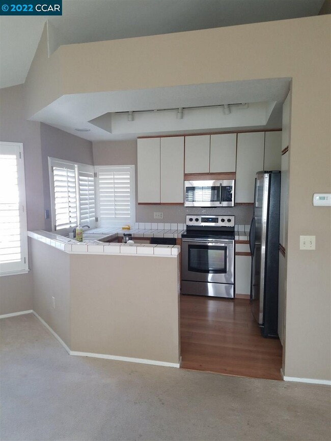 Building Photo - 3065 Lakemont Dr