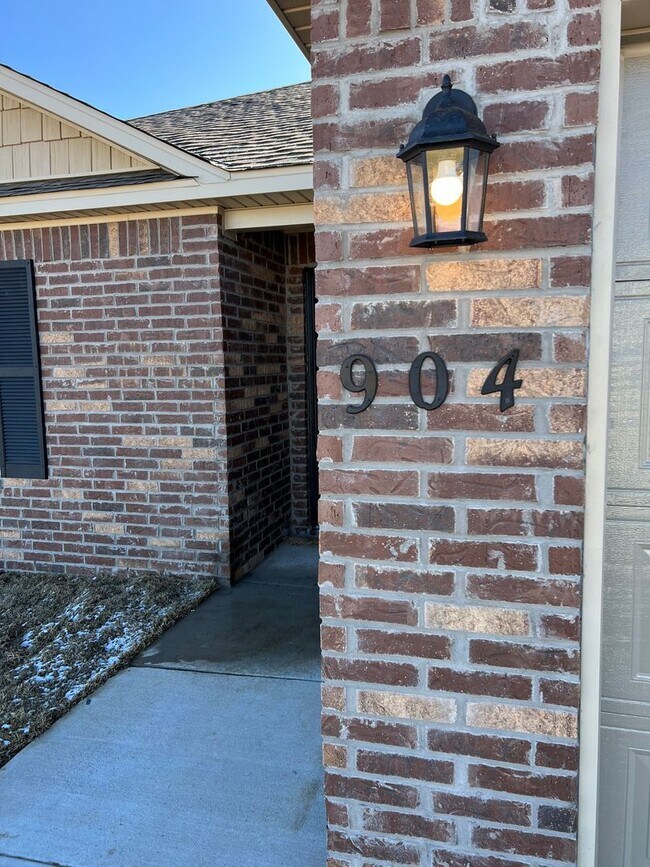 Building Photo - LEASING SPECIAL 1/2 OFF FIRST MONTHS RENT!...