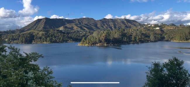 5 min walk to this amazing view of the hollywood reservoir - 6396 Weidlake Dr