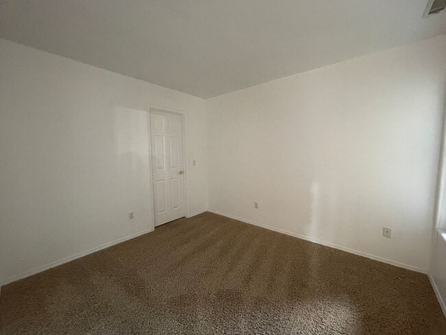 Building Photo - 4940 Summit Cir