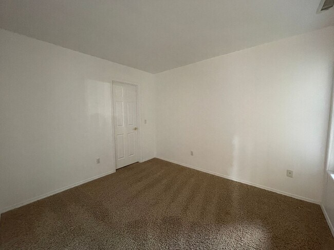 Foto del edificio - 4940 Summit Cir