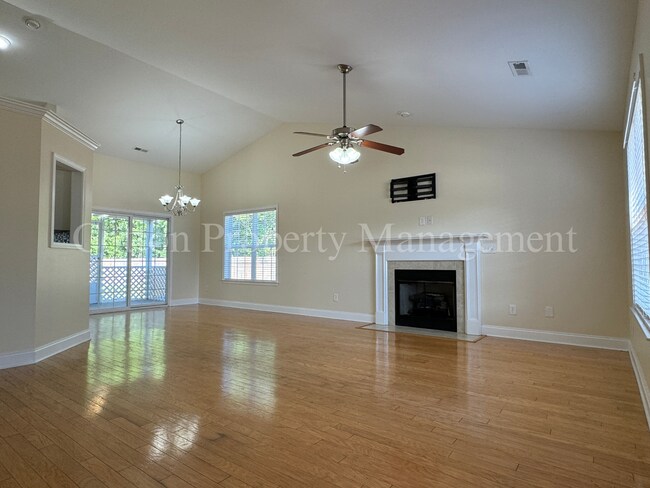 Building Photo - Spacious 4-BD/3-BA Home with fully fenced ...